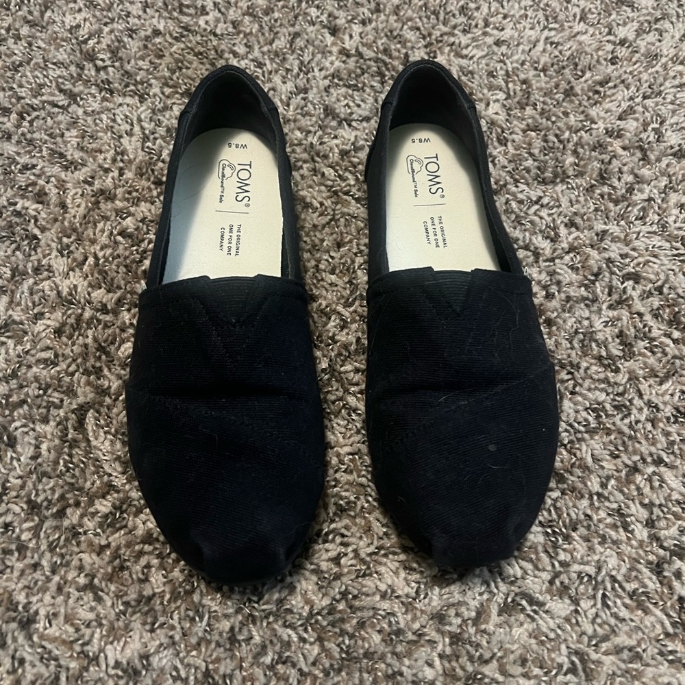 SOLD- TOMS Women’s Classic Black Canvas Loafers